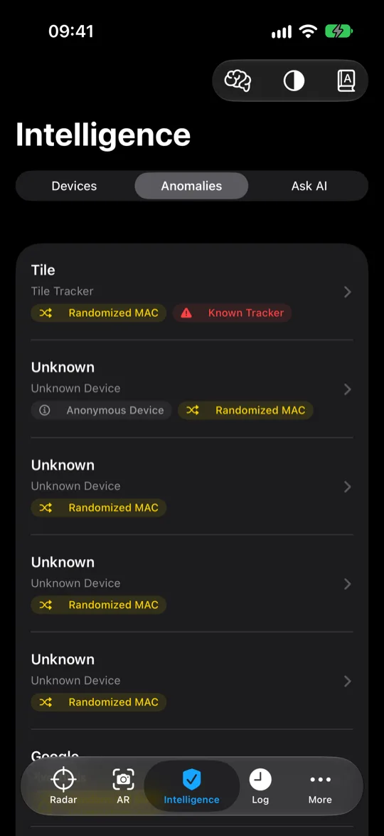 Anomalies list: a Tile flagged as a known tracker, and unknown devices with randomized addresses.